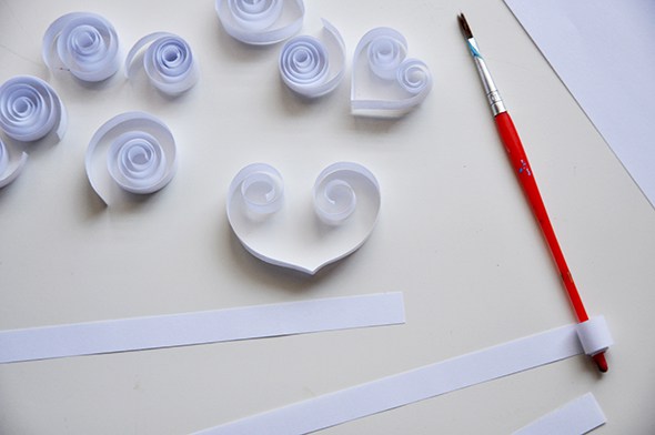 DIY quilled snowflake art via http://lifeovereasy.com/