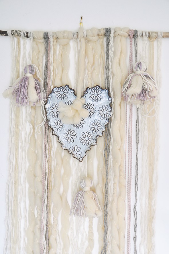 Make this easy DIY yarn wall haning via http://lifeovereasy.com/