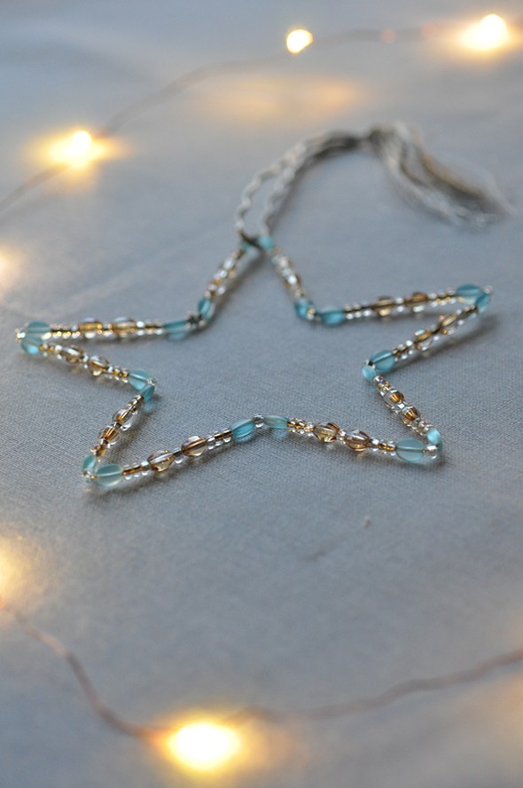 DIY Beaded Star Ornament via http://lifeovereasy.com/ - an easy and inexpensive craft, perfect for holiday gift giving!