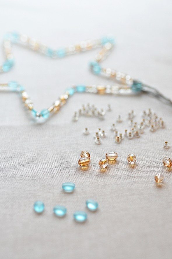 DIY Beaded Star Ornament via http://lifeovereasy.com/ - an easy and inexpensive craft, perfect for holiday gift giving!