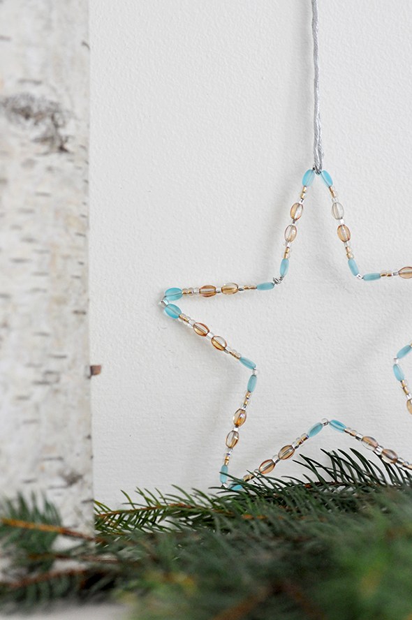 DIY Beaded Star Ornament via http://lifeovereasy.com/ - an easy and inexpensive craft, perfect for holiday gift giving!