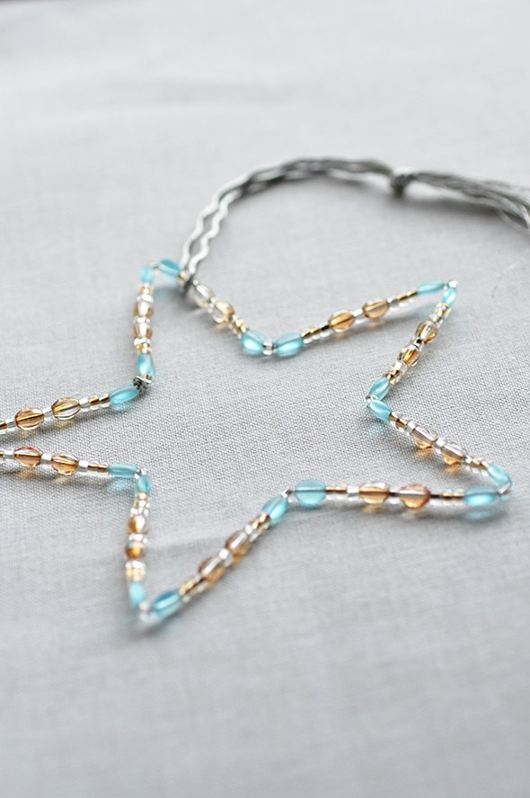 DIY Beaded Star Ornament via http://lifeovereasy.com/ - an easy and inexpensive craft, perfect for holiday gift giving!