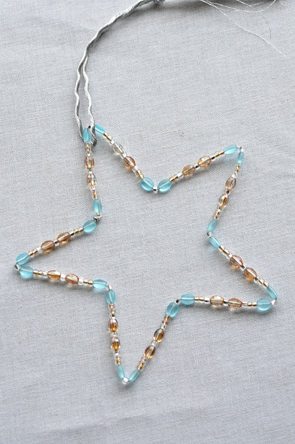 DIY Beaded Star Ornament via http://lifeovereasy.com/ - an easy and inexpensive craft, perfect for holiday gift giving!