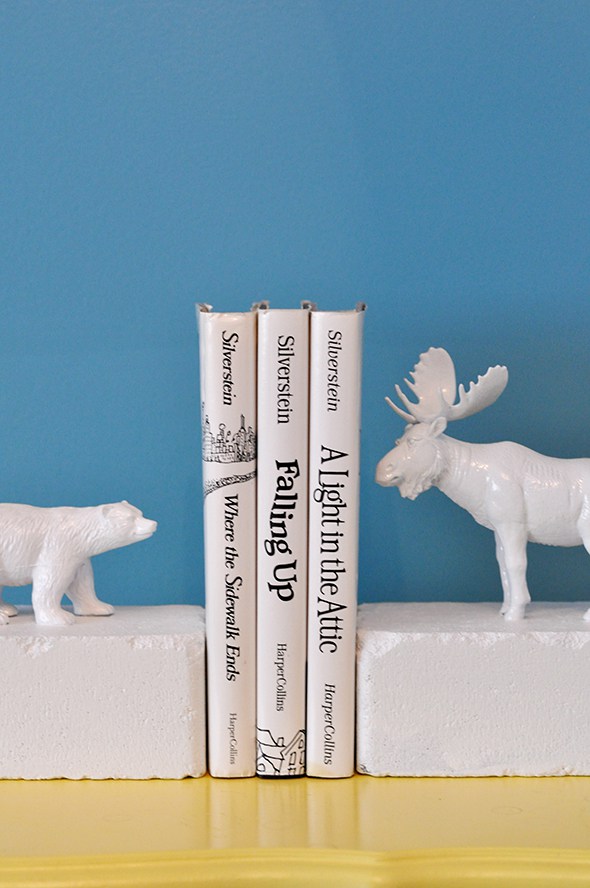 Make these fun and easy DIY animal bookends for someone special on your list! via http://lifeovereasy.com/