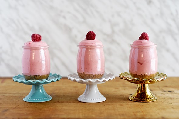 This recipe is perfect for Valentine's Day or any day - Easy and delicious Raspberry Pie Mousse Cups via http://lifeovereasy.com/